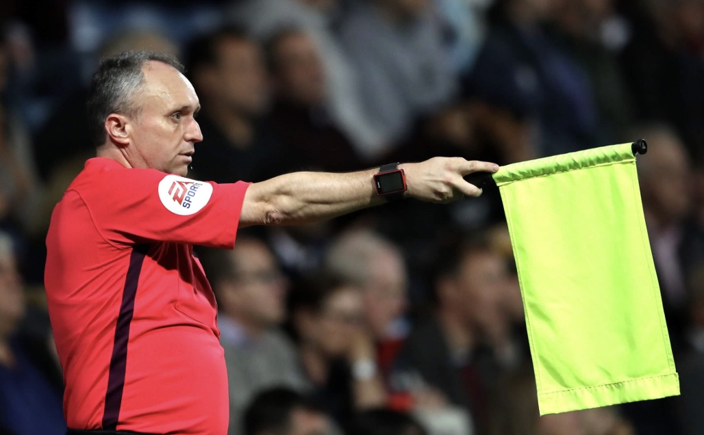 Ảnh bài viết Quái kiệt trọng tài biên Darren Cann: Luyện mắt và vô cảm trước fan