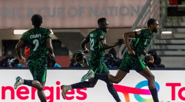 Semi Ajayi mở tỷ số trận đấu.