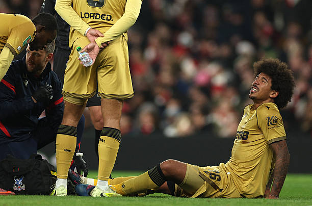 Chris Richards đau đớn rời sân ở trận Arsenal vs Crystal Palace.