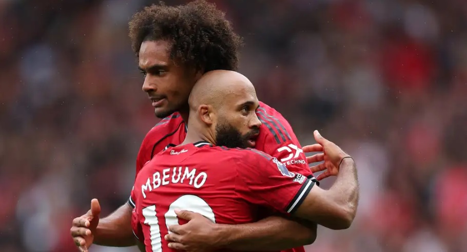 Zirkzee được giữ lại để đảm bảo chiều sâu đội hình.