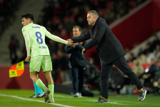 Ảnh bài viết Pedri bảo vệ chiến thuật hàng thủ dâng cao của Hansi Flick tại Barcelona