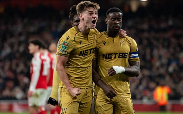 Guehi không ăn mừng sau khi ghi bàn.