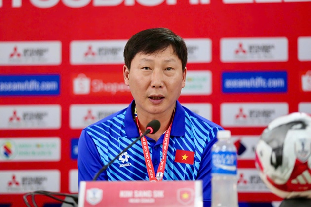 HLV Kim Sang-sik đ&atilde; th&agrave;nh c&ocirc;ng đưa U22 Việt Nam l&ecirc;n ng&ocirc;i vương SEA Games 33. Ảnh: VFF