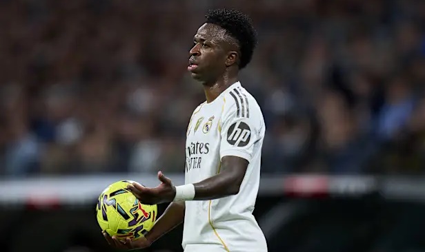 Vini ho&agrave;i nghi về tương lai tại Real.