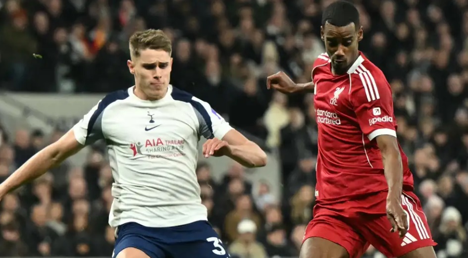 Ảnh bài viết Van de Ven xin lỗi Isak sau chấn thương, Slot chỉ trích pha bóng