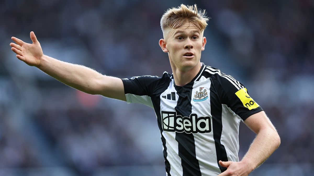 Lewis Hall đang trưởng thành tại Newcastle United.