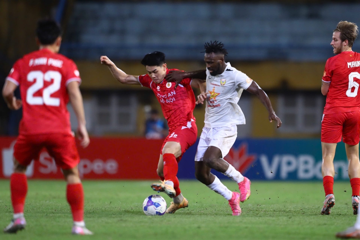 Trận đấu giữa C&ocirc;ng An H&agrave; Nội v&agrave; Hồng Lĩnh H&agrave; Tĩnh ở m&ugrave;a giải 2025-26. Ảnh: VPF.
