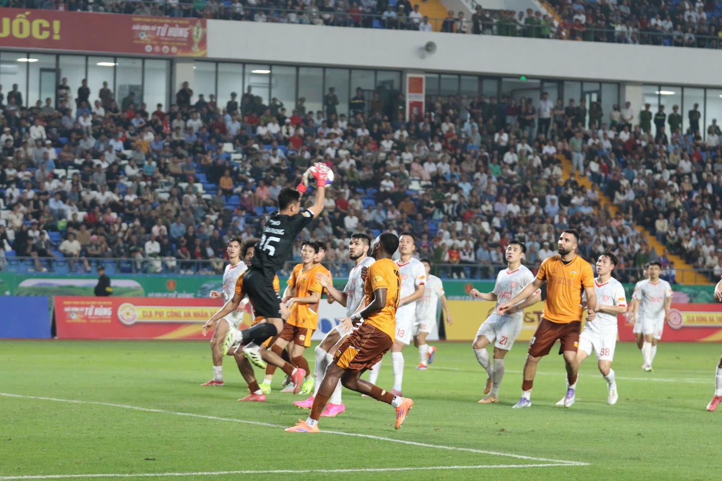 Ảnh bài viết HAGL hòa Thể Công Viettel, cục diện giải Tứ hùng thêm khó lường