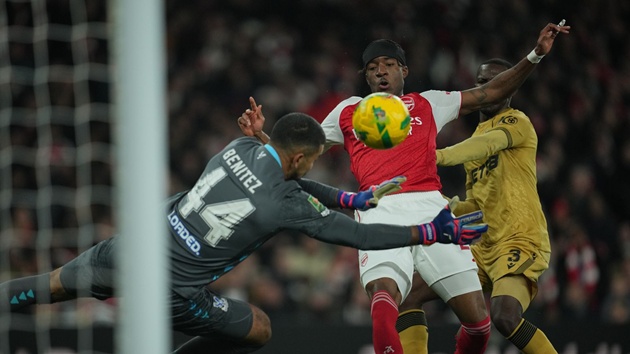 Madueke v&agrave; c&aacute;c đồng đội v&ocirc; duy&ecirc;n trước khung th&agrave;nh