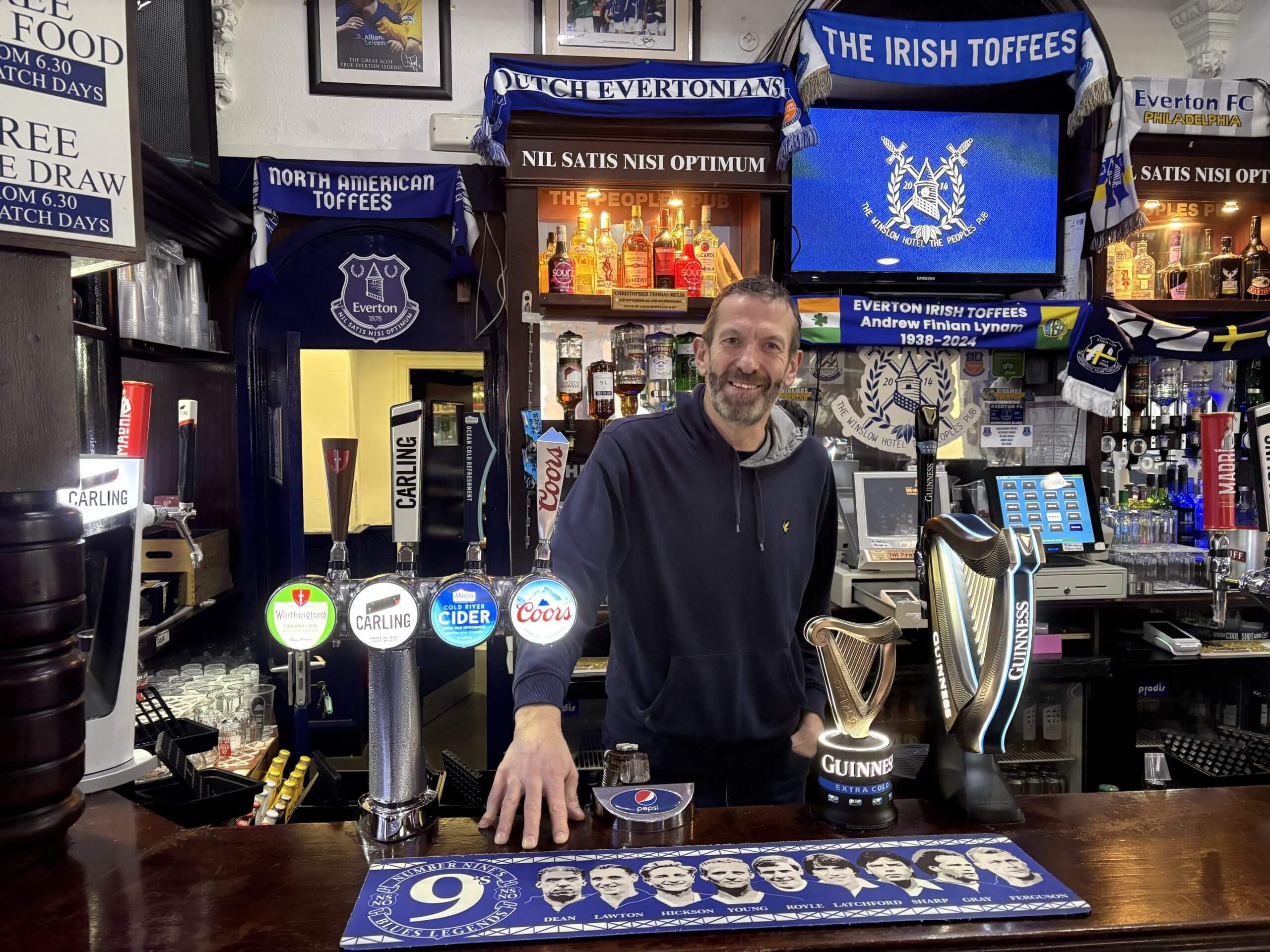 Dave Bond, người quản l&yacute; của qu&aacute;n rượu Winslow.