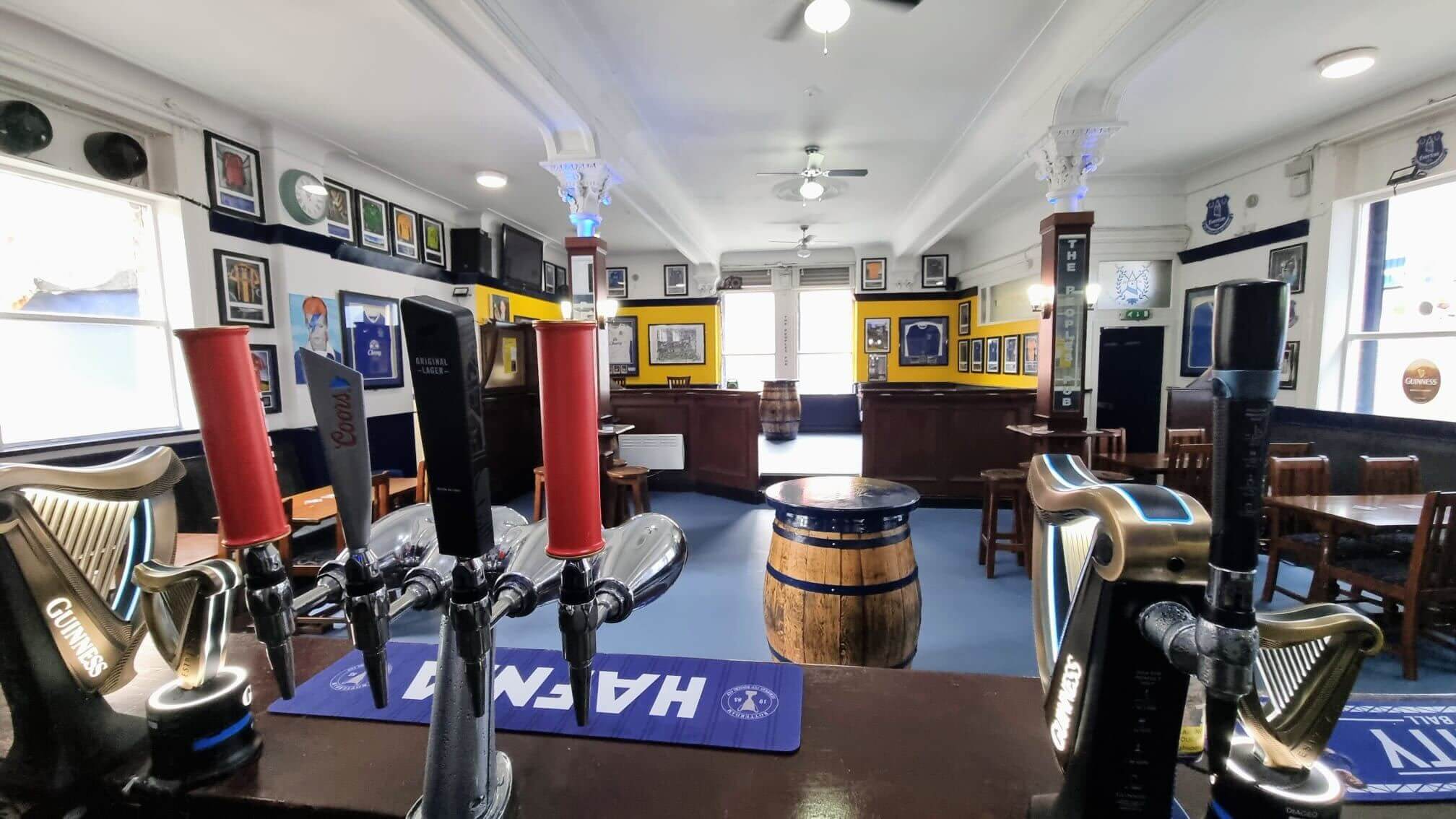 B&ecirc;n trong qu&aacute;n rượu l&acirc;u đời