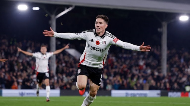 Wilson bay cao ở Fulham.