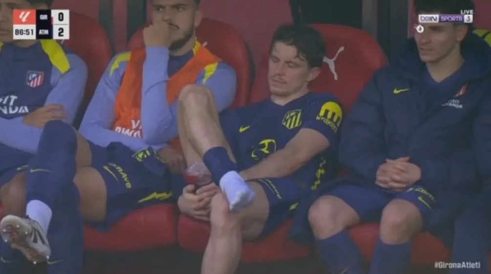 Vẻ mặt thất vọng của cựu sao Chelsea khi bị thay ra.