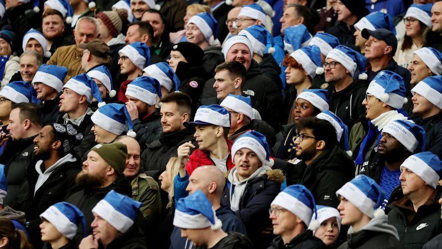 Thi đấu trong thời điểm gi&aacute;ng sinh l&agrave; đặc điểm của ri&ecirc;ng b&oacute;ng đ&aacute; Anh