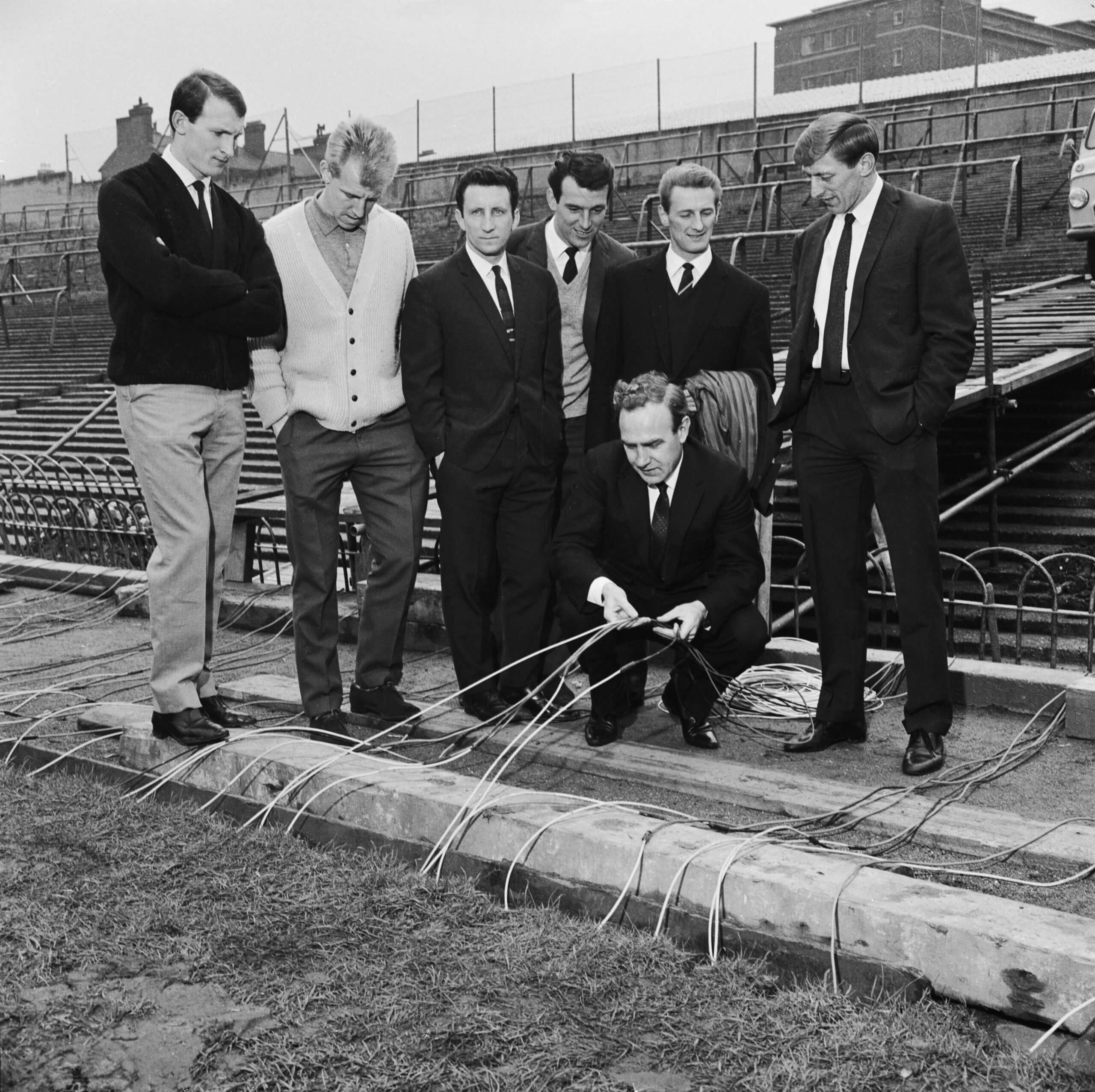McCullough (ngoài cùng bên phải) cùng với huấn luyện viên Arsena,l Billy Wright tại sân Highbury.