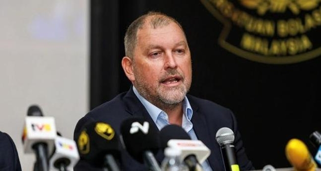 &Ocirc;ng Peter Cklamovski l&ecirc;n tiếng về b&ecirc; bối nhập tịch của Malaysia.