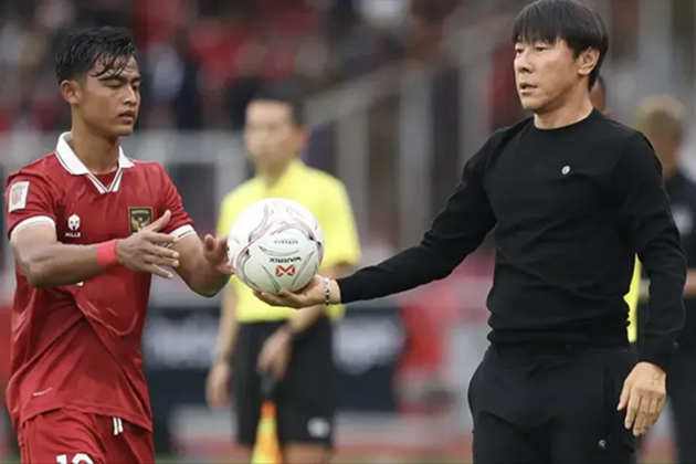 Người hâm mộ Indonesia muốn HLV Shin Tae-yong quay lại dẫn dắt đội bóng. Ảnh: BOLA