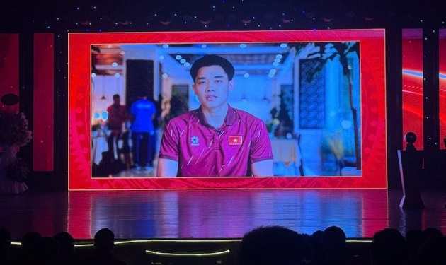 Đ&igrave;nh Bắc nhận Quả b&oacute;ng Bạc khi đang hội qu&acirc;n ở nước ngo&agrave;i.