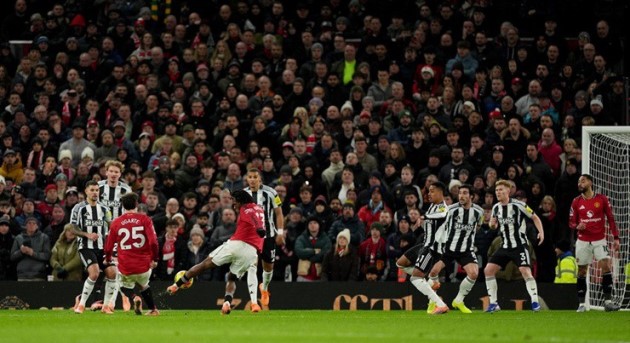 Ảnh bài viết Patrick Dorgu lập siêu phẩm, MU hạ gục Newcastle nghẹt thở tại Old Trafford