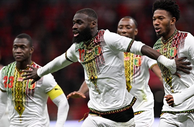 Lassine Sinayoko ghi b&agrave;n cho Mali.