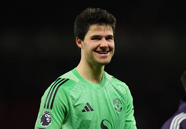 Senne Lammens (8.1): Đ&atilde; c&oacute; pha cản ph&aacute; xuất sắc c&uacute; đ&aacute;nh đầu của Bruno Guimaraes từ quả phạt g&oacute;c ở cự ly gần. Kh&ocirc;ng phải thực hiện nhiều pha cứu thua trong hiệp hai nhưng lu&ocirc;n mang lại sự chắc chắn mỗi khi lao ra bắt b&oacute;ng bổng hoặc cản ph&aacute; c&uacute; s&uacute;t.