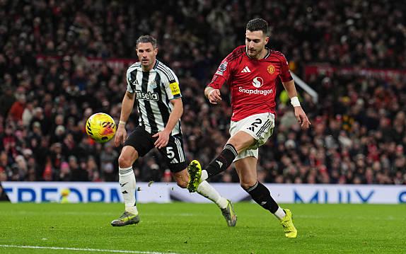 Diogo Dalot (7.7): Một m&agrave;n tr&igrave;nh diễn chắc chắn ở vị tr&iacute; m&agrave; anh ấy c&oacute; thể ph&aacute;t huy thế mạnh của m&igrave;nh. Bỏ lỡ một cơ hội tuyệt vời để nh&acirc;n đ&ocirc;i c&aacute;ch biệt nhưng đ&atilde; thực hiện một pha tắc b&oacute;ng trượt người dũng cảm v&agrave; quan trọng ở những ph&uacute;t cuối.