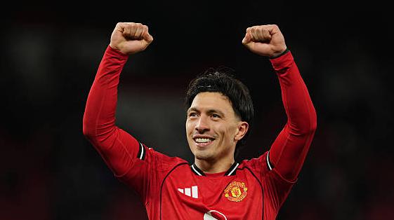 Lisandro Martinez (7.4): Anh ấy đ&atilde; cho Manchester United thấy họ đ&atilde; thiếu điều g&igrave; trong 10 th&aacute;ng qua. Anh ấy di chuyển b&oacute;ng cực kỳ xuất sắc v&agrave; mang lại sự l&atilde;nh đạo cần thiết cho đội b&oacute;ng ở bất cứ vị tr&iacute; n&agrave;o anh ấy đặt ch&acirc;n đến. C&oacute; phần may mắn khi tho&aacute;t khỏi lỗi chạm tay d&ugrave; anh ấy kh&ocirc;ng hiểu r&otilde; về luật n&agrave;y.