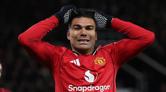 Casemiro (7.1): Đ&uacute;ng như kỳ vọng từ một cầu thủ kỳ cựu, anh ấy đ&atilde; chỉ huy khu vực giữa s&acirc;n bằng kinh nghiệm v&agrave; tầm nh&igrave;n của m&igrave;nh, nhưng đ&atilde; được thay ra sau một giờ thi đấu v&igrave; đ&ocirc;i ch&acirc;n bắt đầu mỏi.