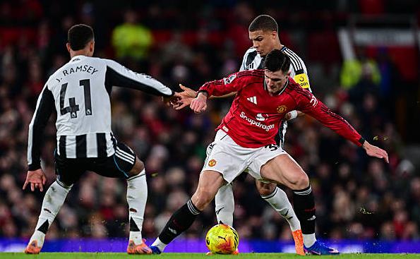 Benjamin Sesko (7.1): Lối chơi pressing mạnh mẽ v&agrave; c&oacute; mục ti&ecirc;u của anh đ&atilde; tạo điều kiện cho Cunha v&agrave; Dorgu thể hiện khả năng của m&igrave;nh, mặc d&ugrave; anh đ&atilde; bỏ lỡ cả hai cơ hội dứt điểm, trong đ&oacute; c&uacute; s&uacute;t thứ hai của anh đ&atilde; tr&uacute;ng x&agrave; ngang.