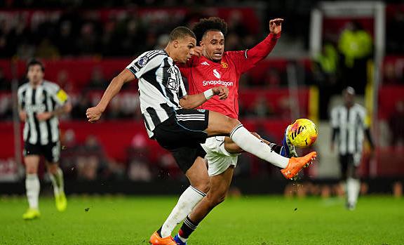 Joshua Zirkzee (6.1): Anh ấy giữ b&oacute;ng tốt v&agrave; l&agrave;m những g&igrave; cần thiết khi United cố gắng chịu đựng sức &eacute;p v&agrave; phản c&ocirc;ng nhanh v&agrave;o khung th&agrave;nh Newcastle.