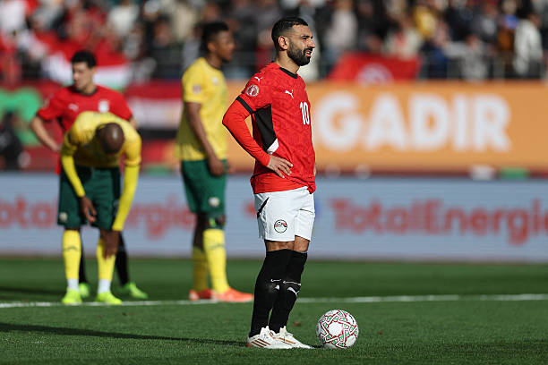 Ph&iacute;a Nam Phi phản đối quả phạt đền của tuyển Ai Cập.