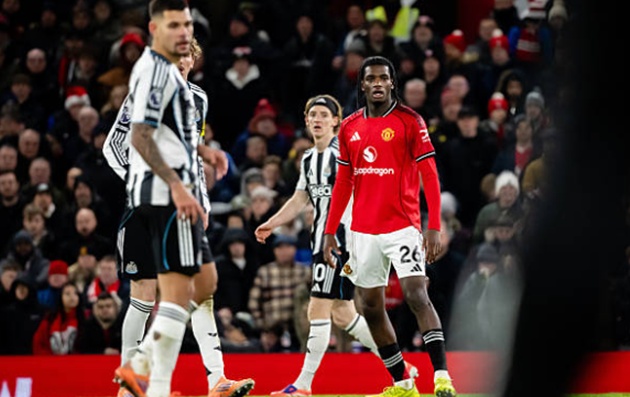 Heaven được Neville ca ngợi sau trận thắng Newcastle