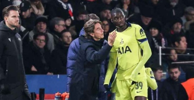 Muani v&agrave; HLV Thomas Frank