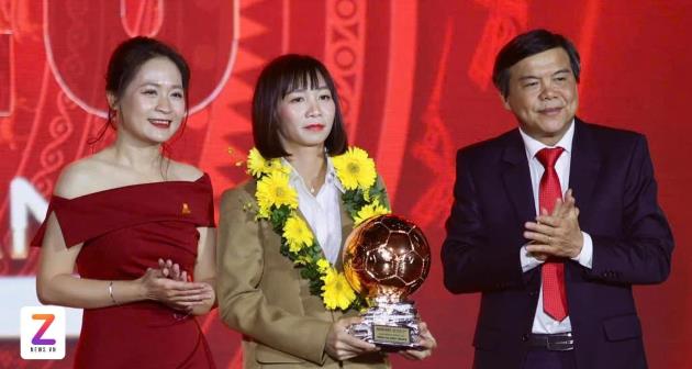  Trần Thị Th&ugrave;y Trang kh&ocirc;ng mấy vui vẻ khi gi&agrave;nh Quả b&oacute;ng đồng.