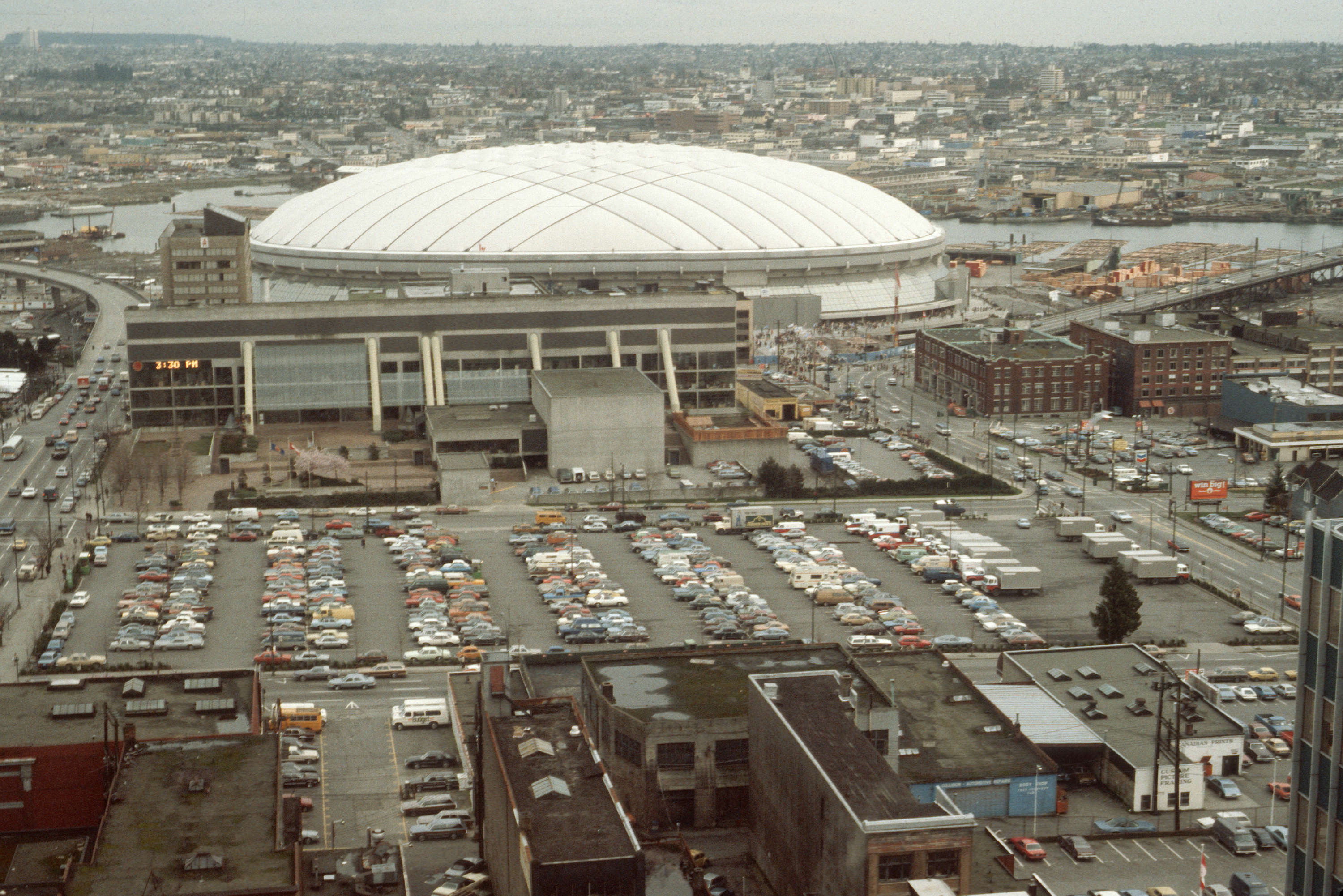 M&aacute;i v&ograve;m đặc trung của s&acirc;n vận động