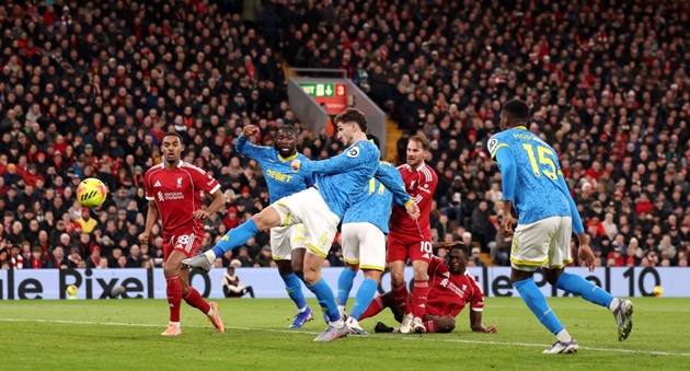 Santiago Bueno khiến Liverpool th&oacute;t tim với b&agrave;n r&uacute;t ngắn c&aacute;ch biệt