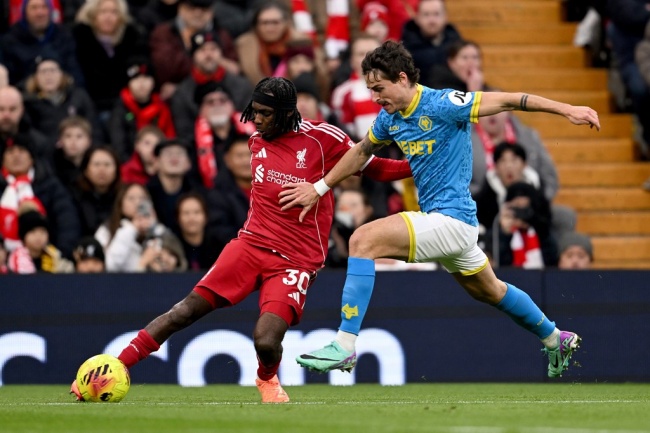 Jeremie Frimpong &ndash; 7.6 điểm. Hậu vệ người H&agrave; Lan đ&aacute; ch&iacute;nh v&agrave; để lại dấu ấn r&otilde; n&eacute;t với pha kiến tạo chuẩn x&aacute;c cho Gravenberch ghi b&agrave;n. Hoạt động năng nổ b&ecirc;n h&agrave;nh lang phải.