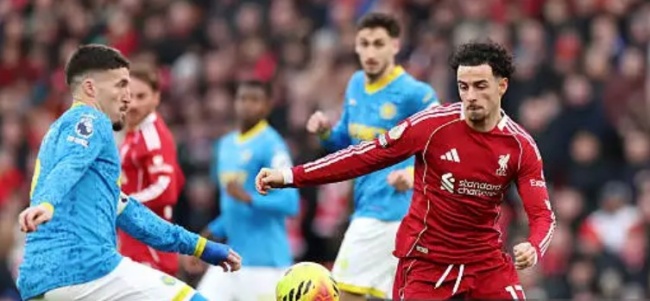 Curtis Jones &ndash; 7.0 điểm. Jones đ&aacute; c&ocirc;ng thủ to&agrave;n diện, hỗ trợ ph&ograve;ng ngự tốt v&agrave; t&iacute;ch cực tham gia lu&acirc;n chuyển b&oacute;ng. 