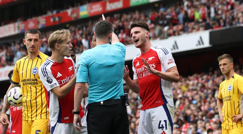 Declan Rice: 7,2 điểm: Tr&aacute;m v&agrave;o vị tr&iacute; hậu vệ phải do Jurrien Timber vắng mặt, Rice vẫn thực hiện những pha dốc b&oacute;ng dũng m&atilde;nh thường thấy như khi đ&aacute; tiền vệ. Anh đ&atilde; ho&agrave;n th&agrave;nh xuất sắc vai tr&ograve; n&agrave;y, thắng trong c&aacute;c pha tranh chấp v&agrave; ph&aacute;t triển b&oacute;ng l&ecirc;n ph&iacute;a tr&ecirc;n. Ch&iacute;nh quả phạt g&oacute;c của anh đ&atilde; khiến Rutter đ&aacute;nh đầu (phản lưới/dẫn đến b&agrave;n thắng).