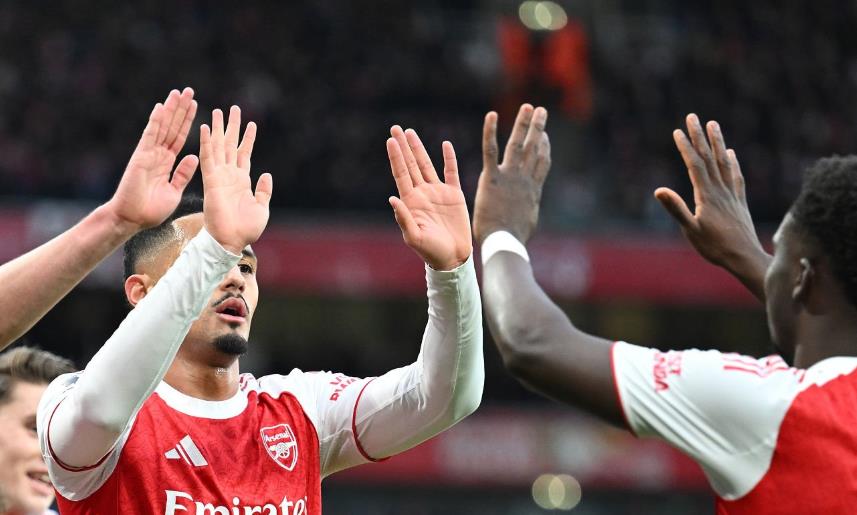 William Saliba: 7,1 điểm: Thực hiện một pha tắc b&oacute;ng chắc chắn với tư c&aacute;ch chốt chặn cuối c&ugrave;ng để ngăn cản Rutter ngay đầu hiệp hai, dập tắt một cơ hội tốt của Brighton.