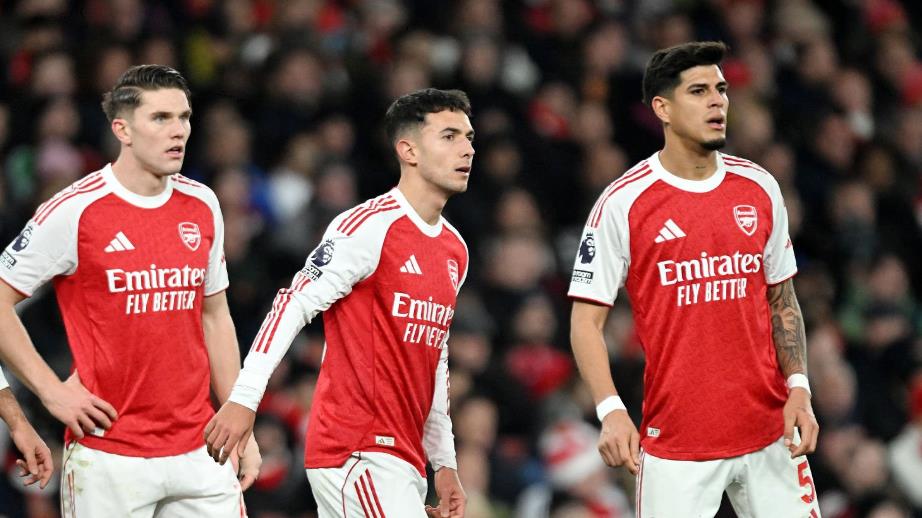 Piero Hincapie: 6,9 điểm: Đ&oacute;ng vai tr&ograve; lớn trong b&agrave;n mở tỷ số với một pha tắc b&oacute;ng ở giữa s&acirc;n. C&oacute; vẻ hơi lạc l&otilde;ng trong b&agrave;n thắng của Gomez khi Merino l&agrave; người lăn xả hết m&igrave;nh c&ograve;n cầu thủ người Ecuador chỉ đứng nh&igrave;n, nhưng nh&igrave;n chung, anh đ&atilde; c&oacute; một trận đấu ổn định.