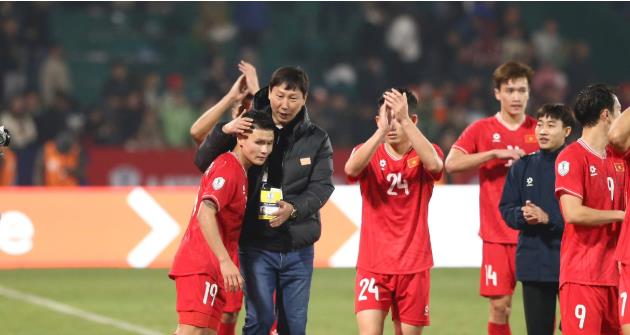 HLV Kim Sang-sik chọn Quang Hải l&agrave; số 1.