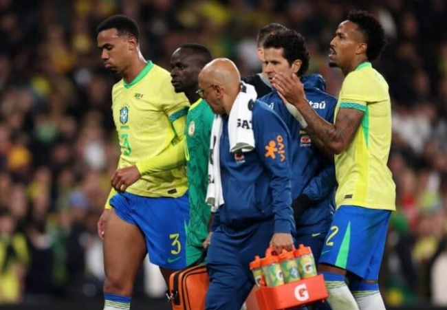 Gabriel d&iacute;nh chấn thương.