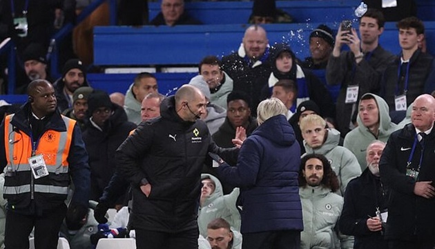 Ảnh bài viết Chelsea mở điều tra sự cố ném chai tại Stamford Bridge