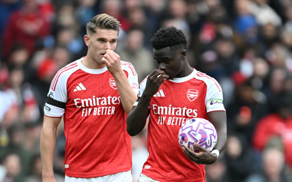 Ảnh bài viết Fan Arsenal nghi Saka “ngó lơ” Gyokeres trên sân