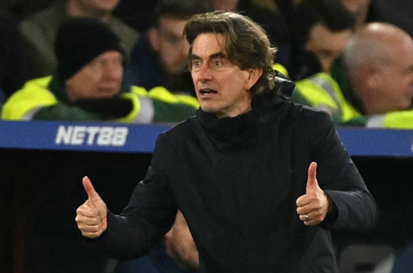 Frank li&ecirc;n tục đưa ra chỉ đạo từ ngo&agrave;i đường bi&ecirc;n.