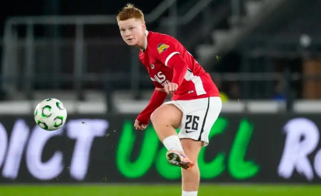 Ảnh bài viết Hai đội bóng Ngoại hạng Anh tranh Kees Smit với Real Madrid