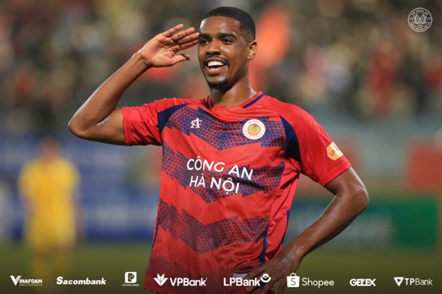 Alan chia sẻ sau khi được bầu chọn l&agrave; Cầu thủ ngoại hay nhất 2025 tại Gala Quả b&oacute;ng V&agrave;ng. Ảnh: CAHN