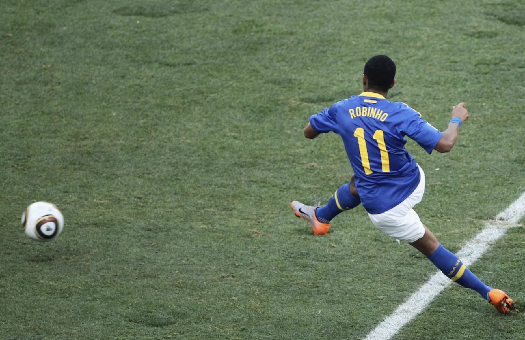 Robinho ghi bàn giúp Brazil vươn lên dẫn trước từ rất sớm