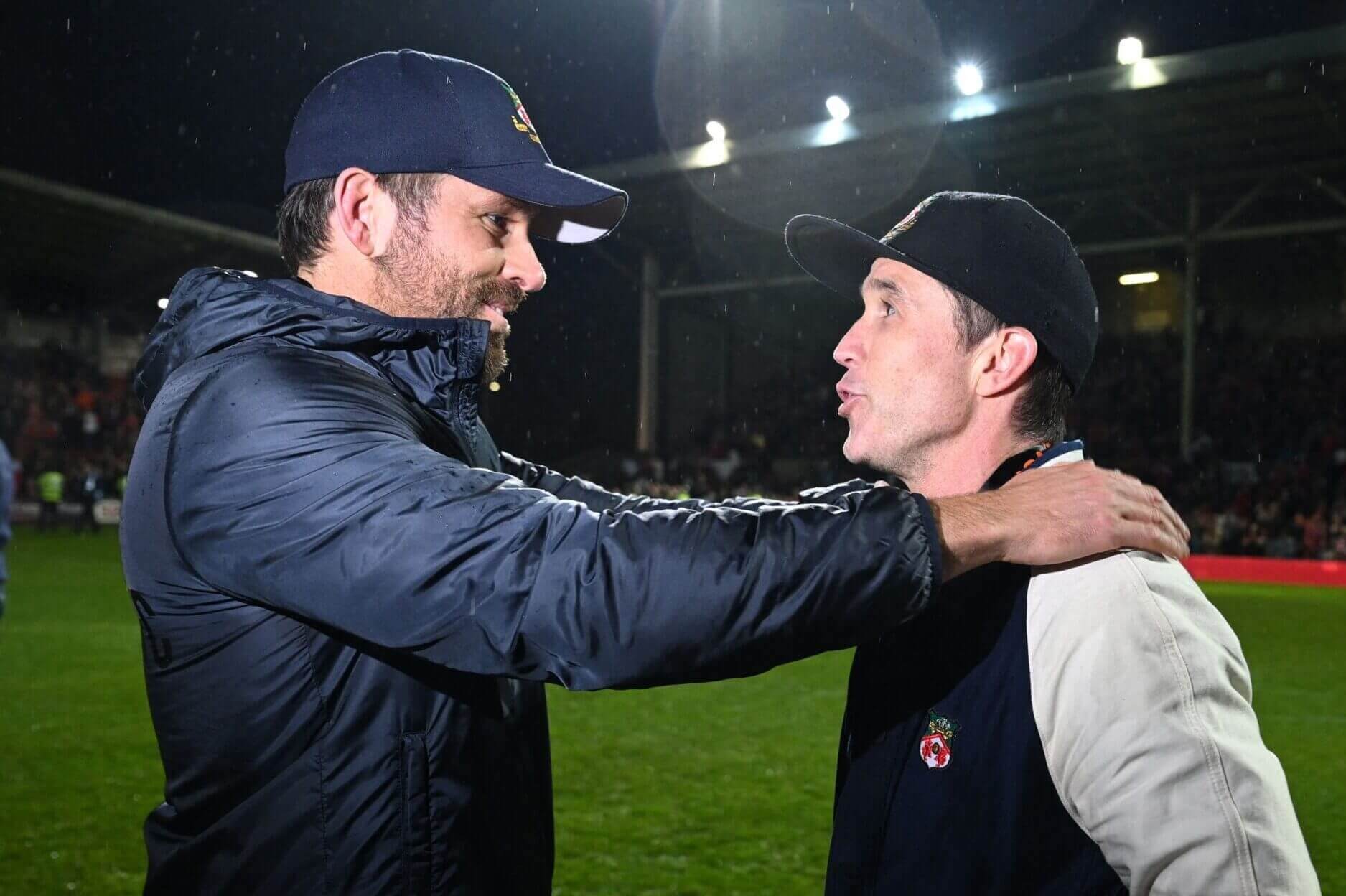 Reynolds v&agrave; Mac lu&ocirc;n nắm r&otilde; mọi chi tiết về c&aacute;c thương vụ chuyển nhượng của Wrexham.